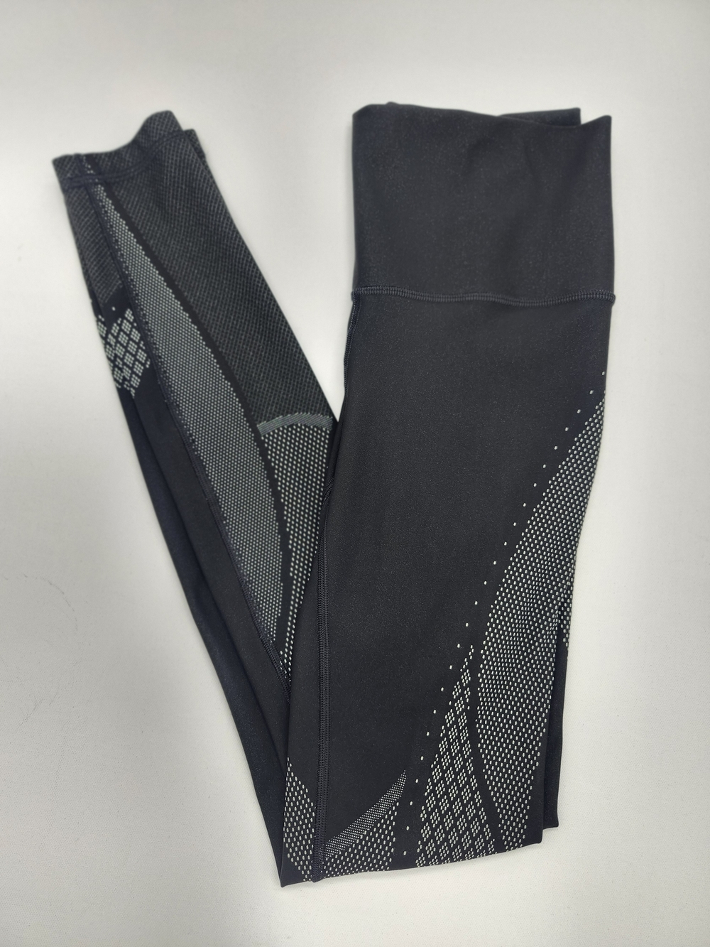Lululemon Black High Rise Mesh Panel Leggings Women's Size 6 Athletic Yoga Pants